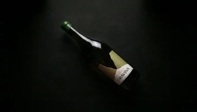 Wine label design Botromagno Gravina DOC Bianco, bottiglia premium con etichetta ispirata al paesaggio calcareo della Murgia pugliese
