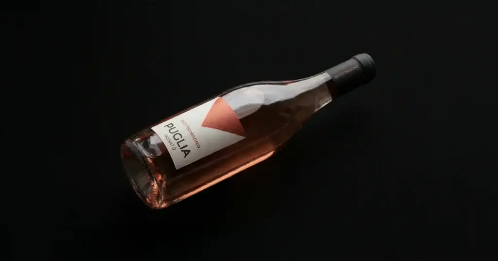 Etichetta vino rosato Puglia IGP Botromagno con design minimalista e segno grafico triangolare.